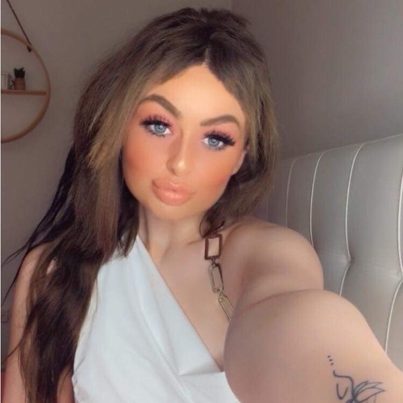 Meet your Posher, Liv - Picture 1 of 2